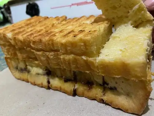 Roti Bakar Dan CwieMie Athalla, Sangen