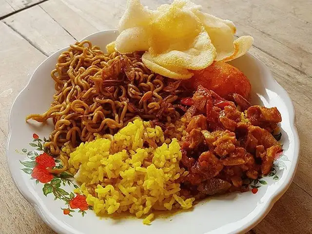 Gambar Makanan Nasi Kuning Banjir Sukabumi 1