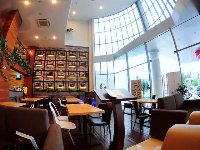 Gambar Makanan Tong Tji Cafe Lobby Hotel Hom Semarang 12