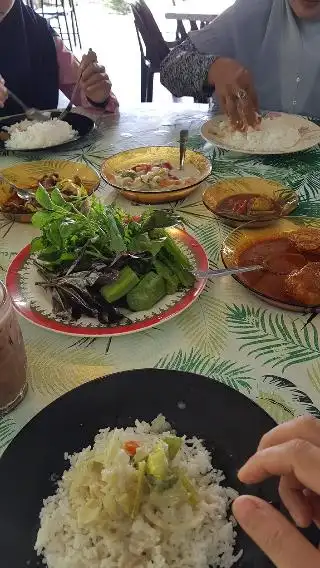 Kedai Makan Dollah & Keluarga