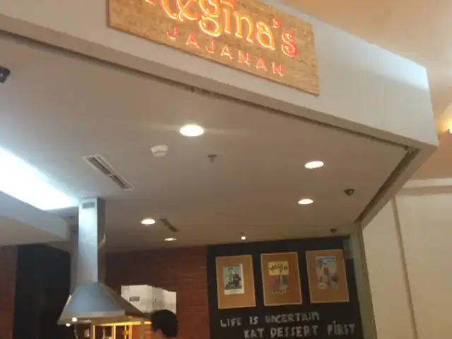 Gambar Makanan Regina's Bakery 16