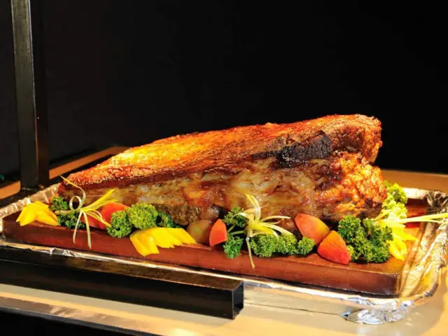 Chef Resty's Roast Beef Carving Station Food Photo 4