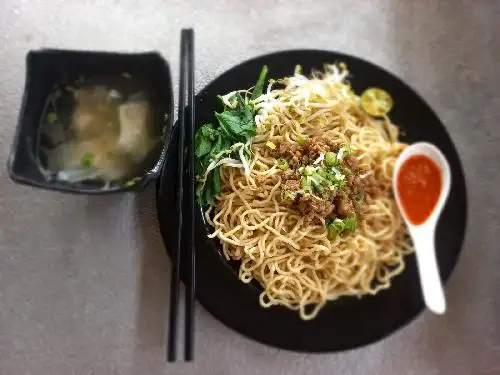 Mie Ayam Pangsit Dan Nasi Bakar Celyn