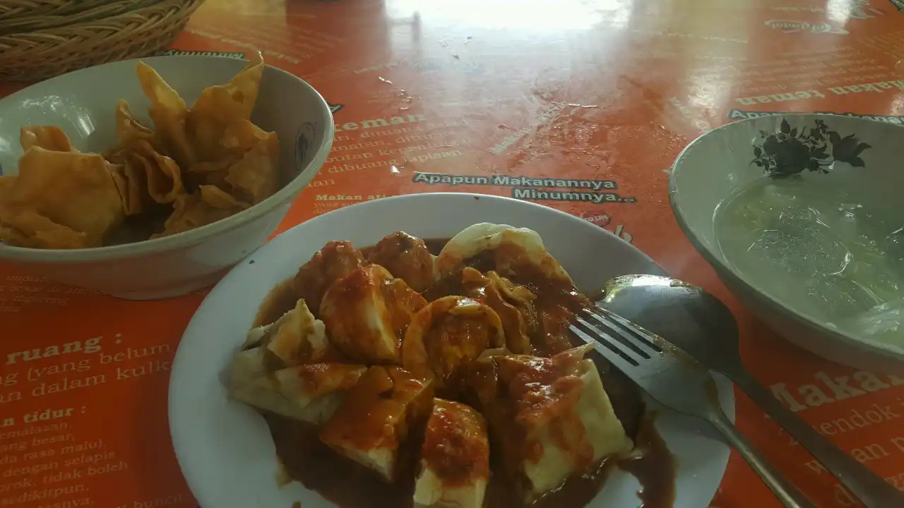 Siomay Pak Lebah, jln Dr. Muwardi Renon-Denpasar