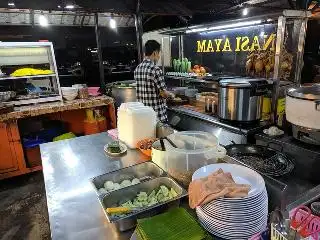 Gerai makan bawah pokok bukit raja