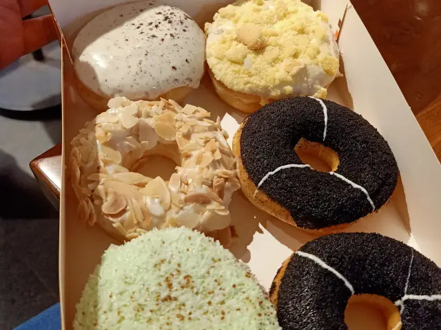 J.CO Donuts & Coffee