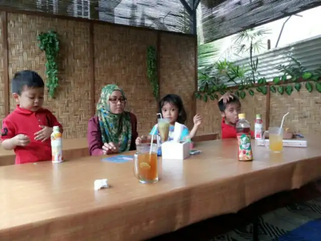 Gambar Makanan Cimoll Resto 16