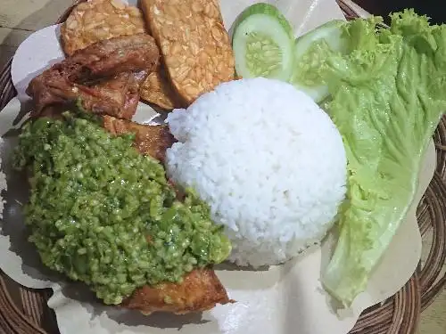 Ayam Penyet Sambal Ijo Bu Sum Kost Leguti, Lengkong Gudang Timur 4