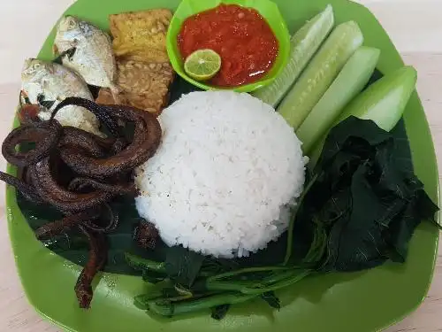 Nasi Tempong Hatty dan Nasi Pecel Hatty, Dewisri