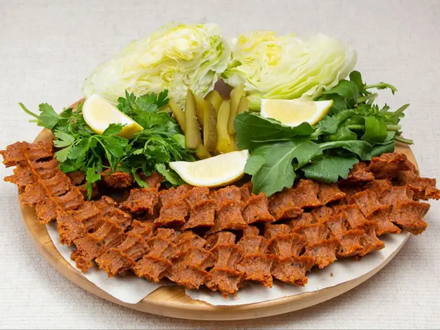 Meşhur Adıyaman Çiğ Köftecisi Ömer Aybak'nin yemek ve ambiyans fotoğrafları 1