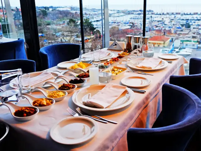 Ouzo Roof Restaurant - Wyndham Grand İstanbul Kalamış Marina Hotel'nin yemek ve ambiyans fotoğrafları 15
