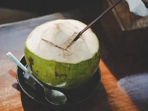 ES KELAPA MUDA & KELAPA IJO ASLI TYAS