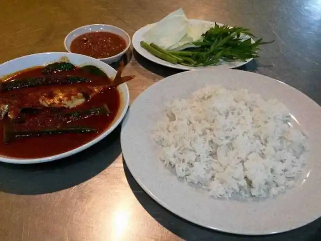 Restoran Ikan Goreng Dan Gulai Panas Food Photo 5