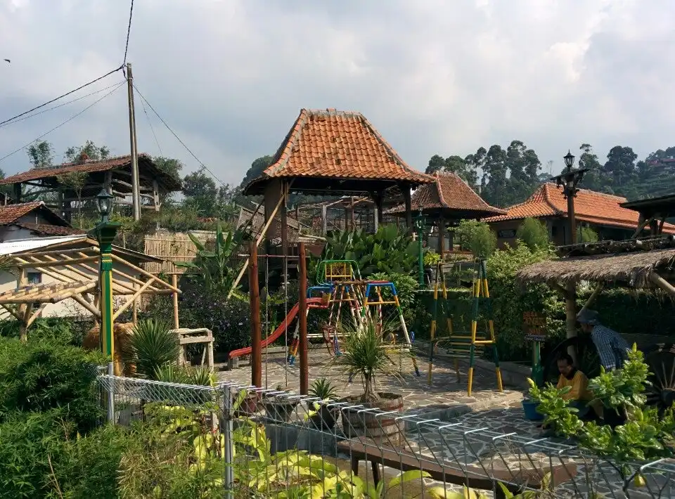 Saung Katineung, Desa Alamendah Ciwidey