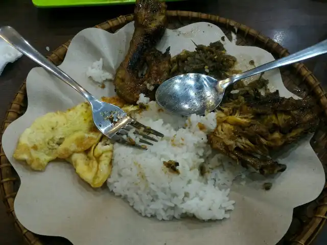 Gambar Makanan Ayam Penyet Lombok Ijo 2