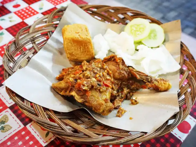 Gambar Makanan Ayam Gepuk Sambal Bawang Pak Gembus 3