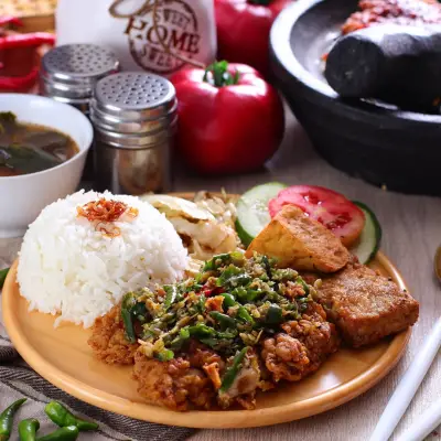 Ayam Gallo dan Kopi Lugu