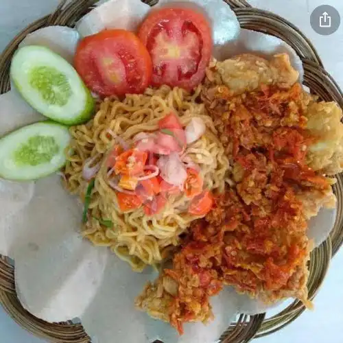 Gambar Makanan Ayam Geprek Uwo, Wolter Monginsidi 6