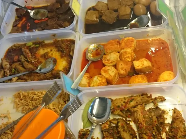 Gambar Makanan Nasi Kuning Banjir Sukabumi 3