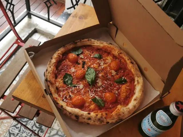 Azzurro Pizza Napoletana'nin yemek ve ambiyans fotoğrafları 8