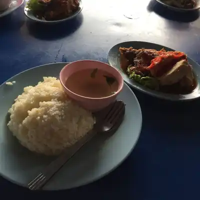 Nasi Ayam Busu Esah Durian Tunggal