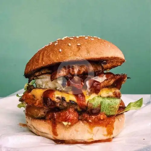 Gambar Makanan Manaka Burger X Treasure Garage, Didalam Bengkel TREASURE 5