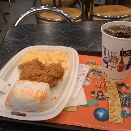 Gambar Makanan McDonalds Adisucipto 7