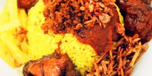 Nasi Kuning Dan Ayam Lalapan