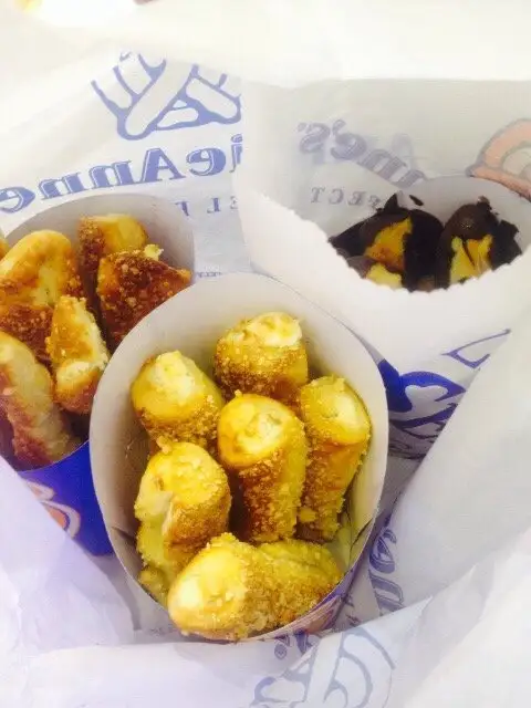 Gambar Makanan Auntie Anne's Pretzel 2