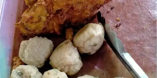 Warung Bu Ade Suka Karya