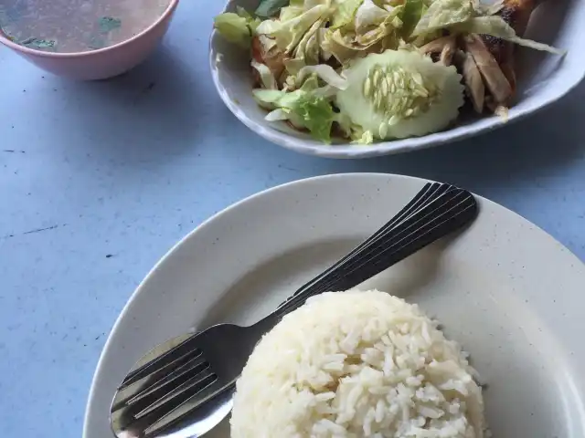 Kedai Makan Pak Awi Nasi Ayam & Penang Char Kuew Teow Food Photo 3