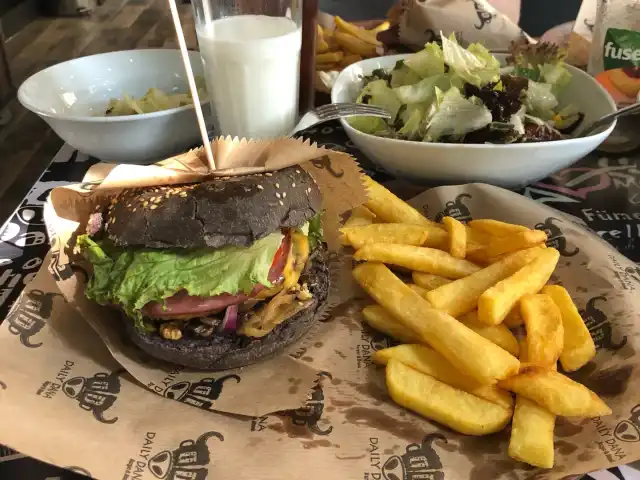 Daily Dana Burger & Steak Fenerbahçe'nin yemek ve ambiyans fotoğrafları 6