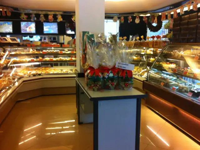 Gambar Makanan Holland Bakery 10