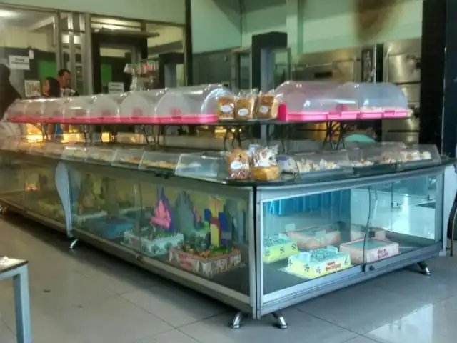 Gambar Makanan Almond Bakery Cake & Ice Cream 8