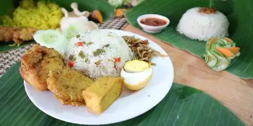 Nasi Kuning LILY, MERAPI, Depan Salon Akhim