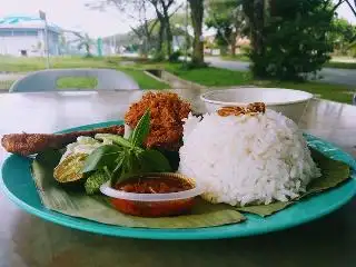 Warung Tepian Masjid Pulai Indah