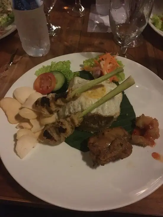 Gambar Makanan The Pond Restaurant, Banquet & Lounge 2