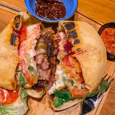 Gambar Makanan Pizza Burger Liquor Seminyak 15