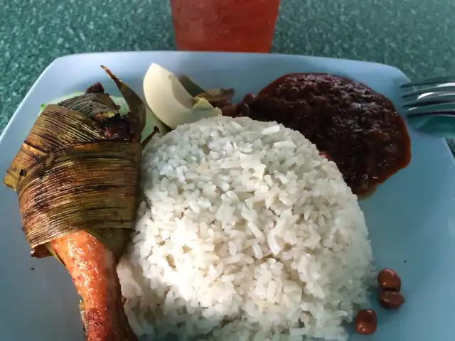 Nasi Lemak Ayam Pandan Food Photo 8