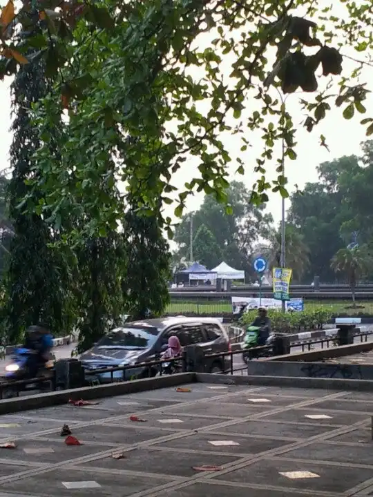 Gambar Makanan Bunderan Air Mancur Taman Yasmin 3