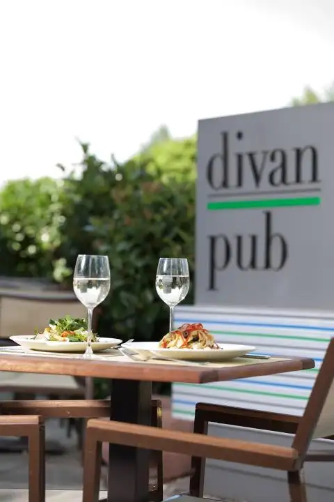 Divan Pub