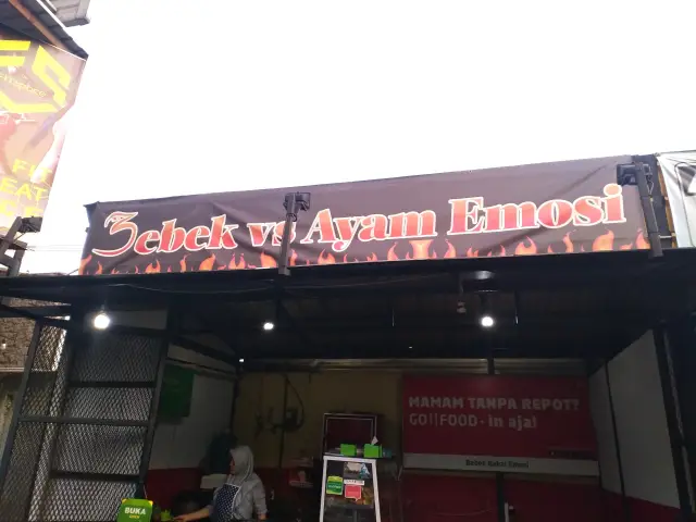 Gambar Makanan Bebek vs. Ayam Emosi 2