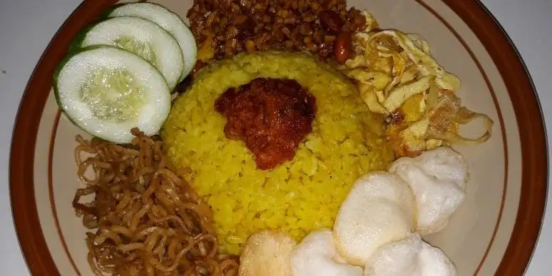 Nasi Kuning Dan Mendoan Mak Alfi, Patran