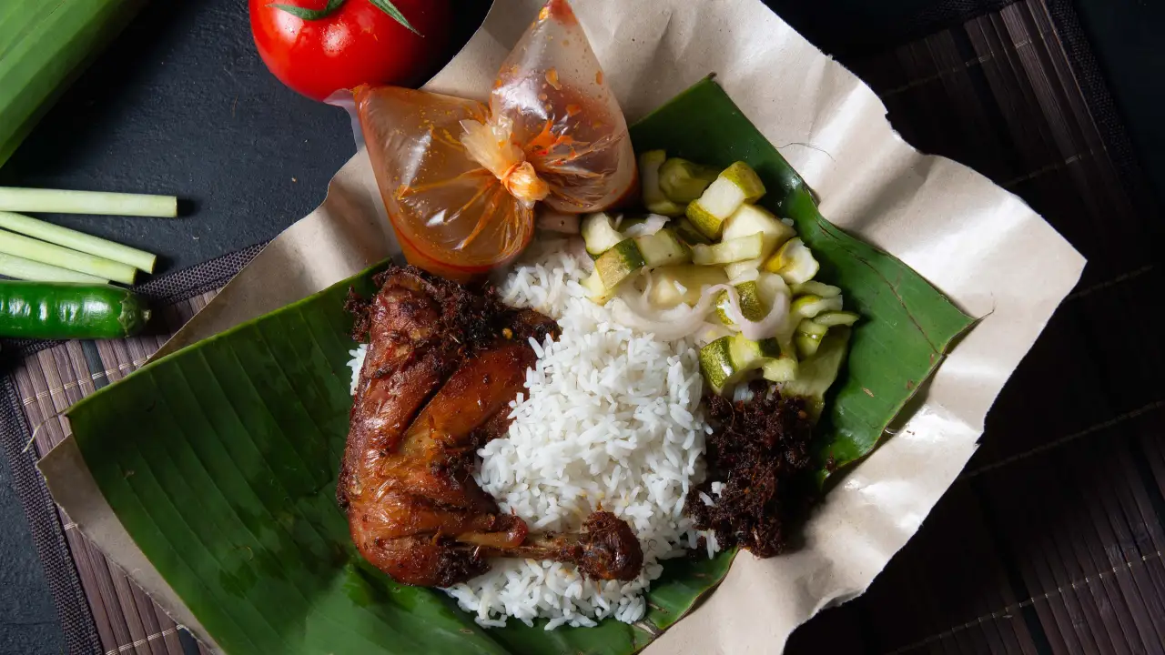 Along Nasi Kukus Ayam Berempah