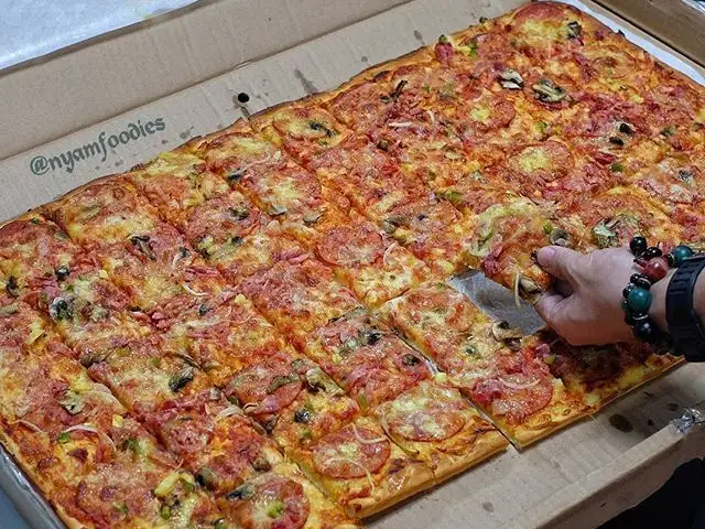 Gambar Makanan Henk's Pizza Delivery 10