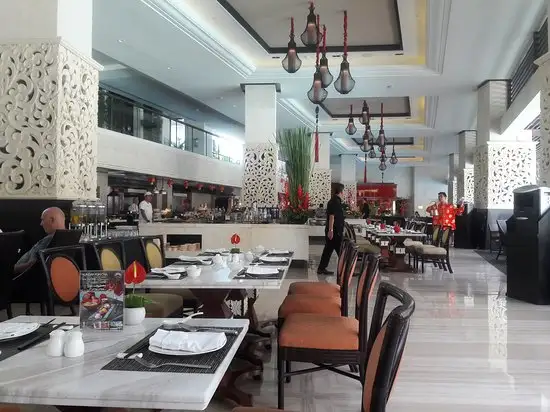 Gambar Makanan The Restaurant at The Trans Resort Bali 8