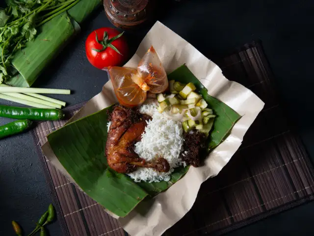 Nasi kukus ayam berempah