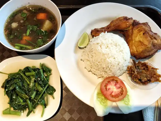 Gambar Makanan Sop Buntut Ibu Henny 3