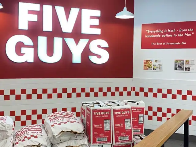 Five Guys Food Photo 9