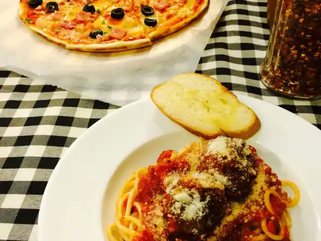 Pomodoro Pizza & Pasta Kitchen Food Photo 11